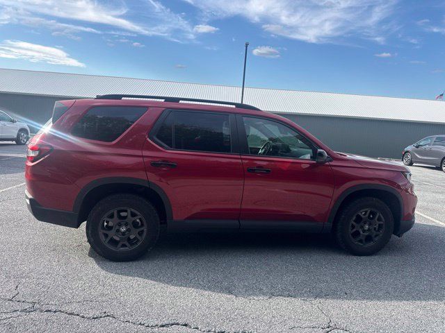 Used 2025 Honda Pilot TrailSport image 2