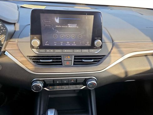 Used 2025 Nissan Altima 2.5 SV FWD image 24
