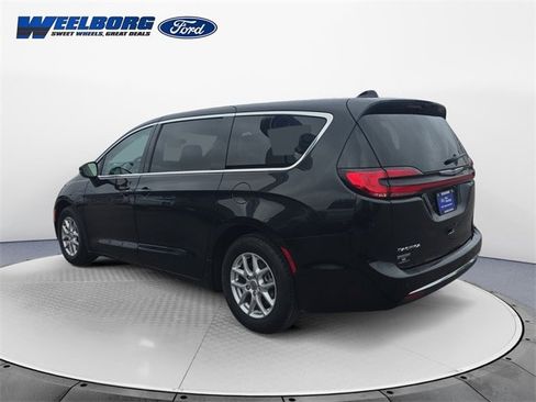 Used 2023 Chrysler Pacifica Touring-L image 3