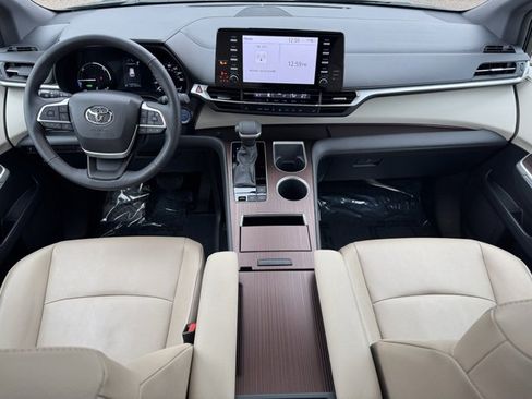 Certified 2023 Toyota Sienna XLE image 13