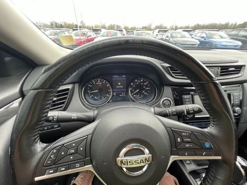 Used 2019 Nissan Rogue SV w/ Premium Package image 14
