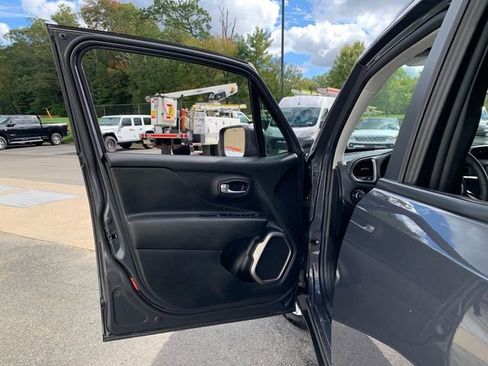 Used 2022 Jeep Renegade Latitude image 17