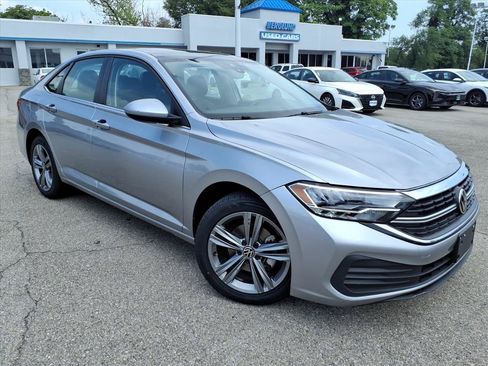 Used 2024 Volkswagen Jetta SE FWD image 2