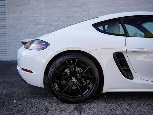 Used 2022 Porsche 718 Cayman image 16