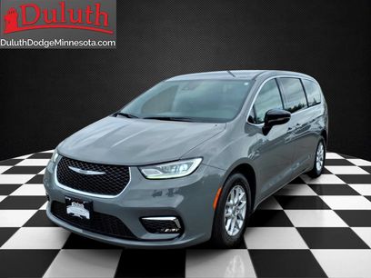 Used 2025 Chrysler Pacifica Select