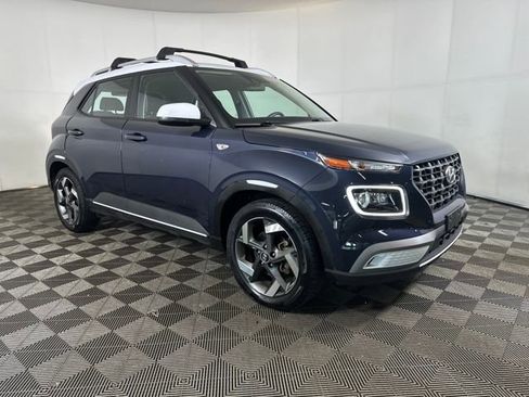 Used 2021 Hyundai Venue image 2
