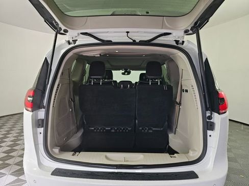 Used 2021 Chrysler Pacifica Limited image 19