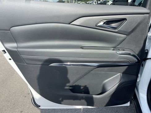 Used 2025 Chevrolet Traverse LT image 27