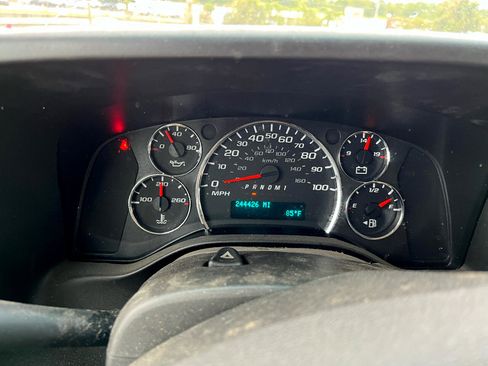 Used 2018 Chevrolet Express 3500 Extended w/ Driver Convenience Package image 10