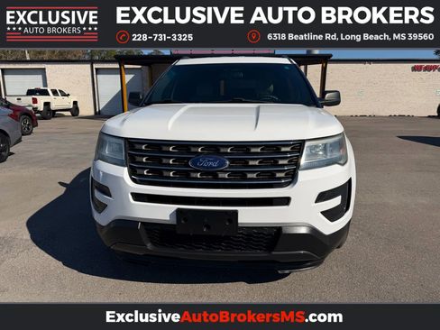 Used 2017 Ford Explorer XLT image 3