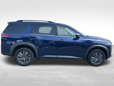 Used 2024 Nissan Pathfinder SV image 7