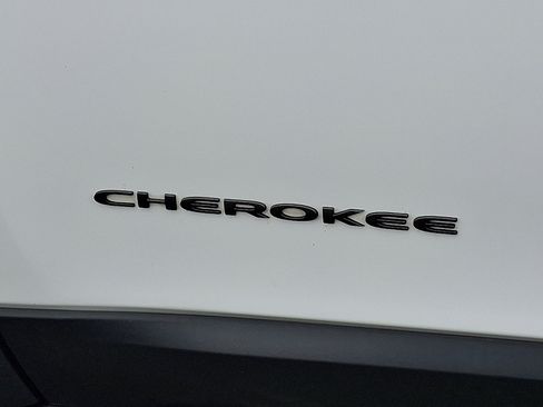 Used 2022 Jeep Cherokee Trailhawk image 30