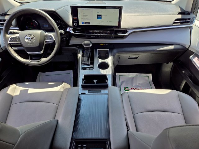 Used 2025 Toyota Sienna XLE FWD image 16
