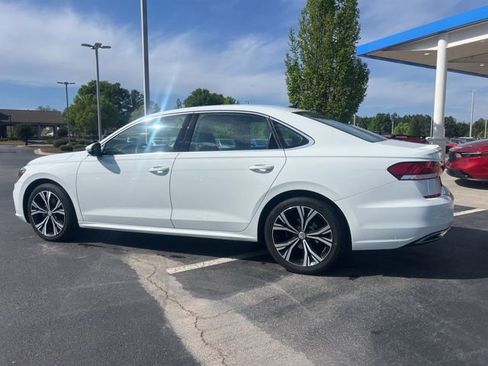 Used 2022 Volkswagen Passat 2.0T SE image 9