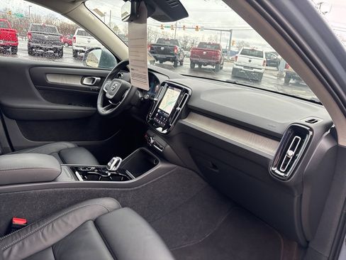 Certified 2023 Volvo XC40 B5 Ultimate w/ Protection Package Premier image 41