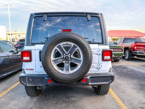 Used 2018 Jeep Wrangler Unlimited Sahara image 8