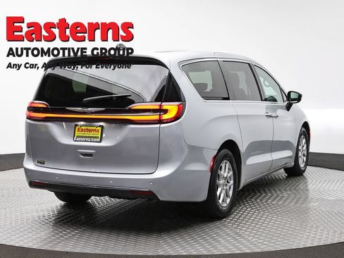 Used 2024 Chrysler Pacifica Touring-L FWD image 67