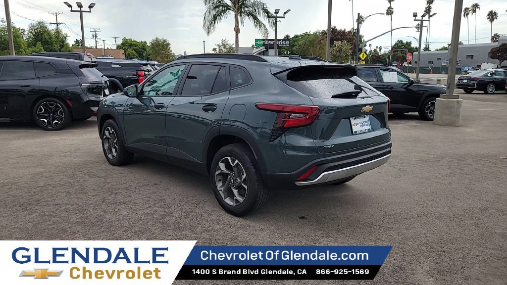 Used 2025 Chevrolet Trax LT FWD image 6