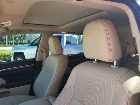 Used 2019 Toyota Highlander Limited image 21