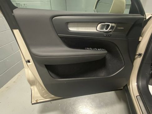 Certified 2025 Volvo XC40 B5 Ultra w/ Protection Package Premier image 6