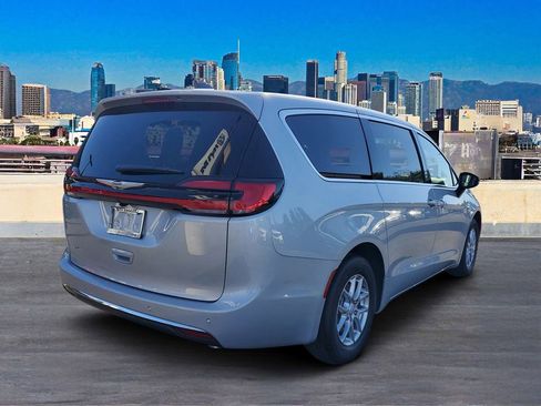 New 2026 Chrysler Pacifica Select image 4