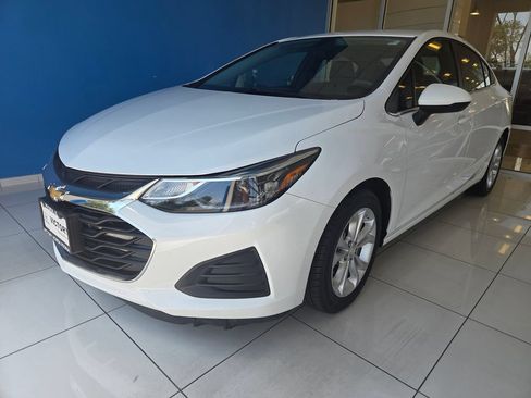 Used 2019 Chevrolet Cruze LT FWD image 2