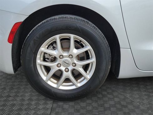 Certified 2024 Chrysler Pacifica Touring-L image 7