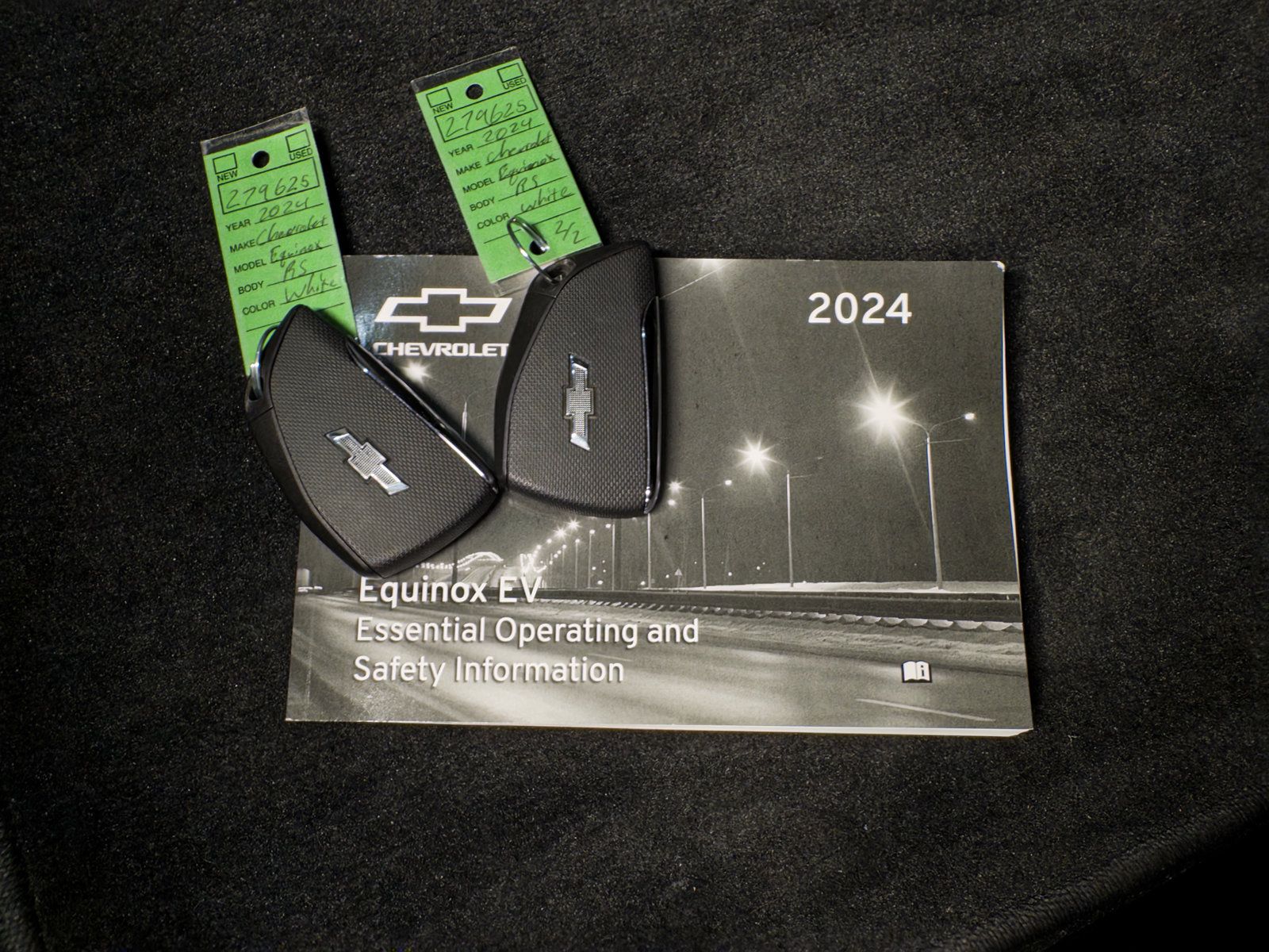 Used 2024 Chevrolet Equinox EV RS FWD image 23