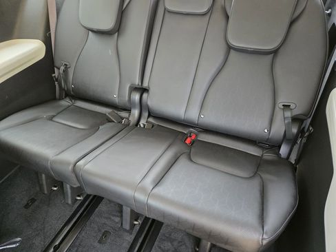 Used 2024 Kia Carnival EX FWD image 30