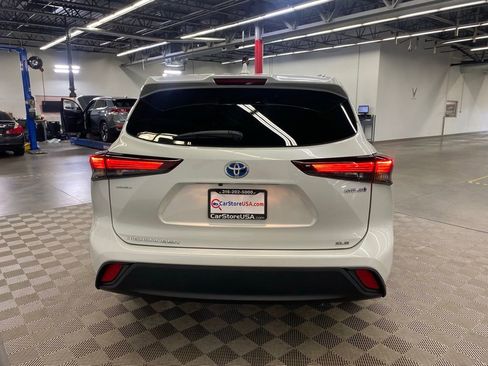 Used 2024 Toyota Highlander XLE FWD image 9