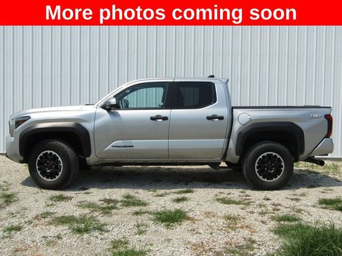 Used 2025 Toyota Tacoma TRD Off-Road AWD/4WD image 6