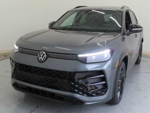New 2026 Volkswagen Tiguan SE R-Line image 9