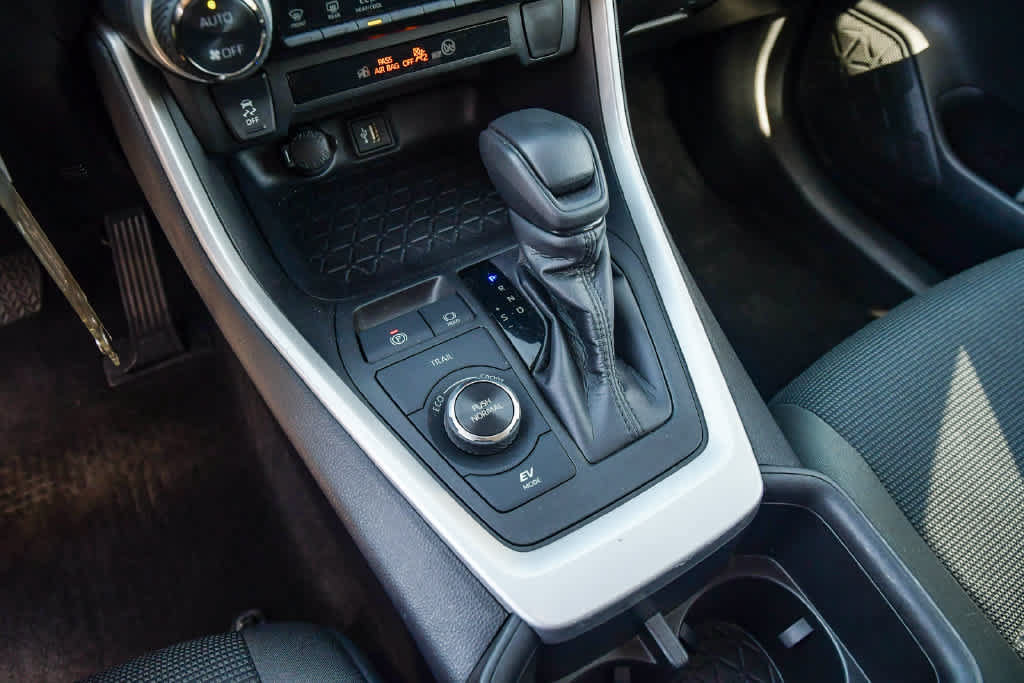 Certified 2024 Toyota RAV4 LE AWD/4WD image 19