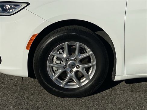 Used 2023 Chrysler Pacifica Touring-L image 37