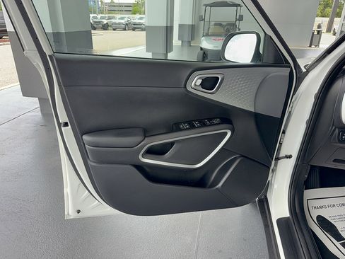 Used 2025 Kia Soul LX w/ LX Technology Package FWD image 8