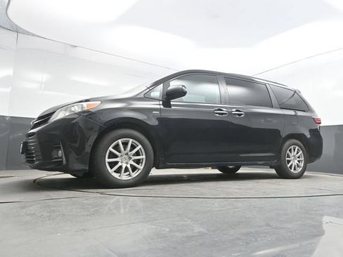 Used 2018 Toyota Sienna XLE AWD/4WD image 26