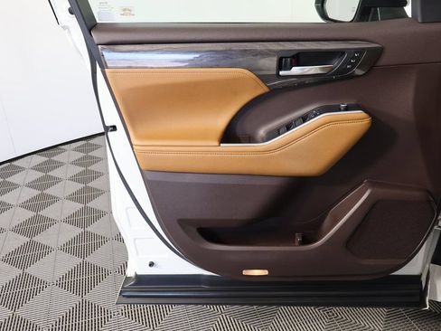 Used 2020 Toyota Highlander Platinum AWD/4WD image 12
