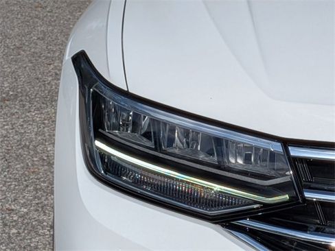 Certified 2024 Volkswagen Tiguan SE image 9