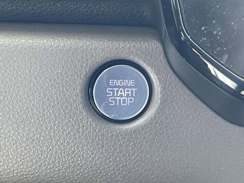 Used 2025 Kia Carnival FWD image 34