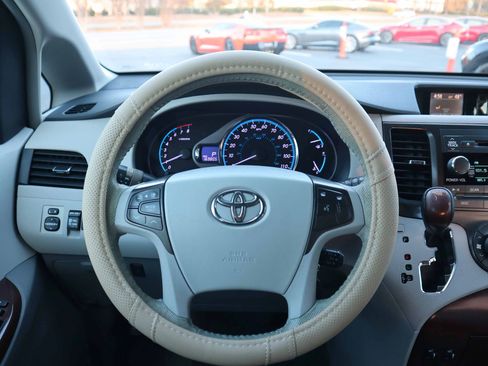 Used 2011 Toyota Sienna XLE image 17
