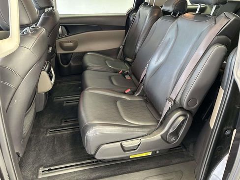 Used 2025 Kia Carnival FWD image 13