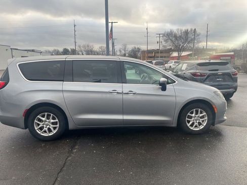 Used 2017 Chrysler Pacifica Touring image 4