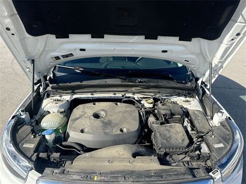 Used 2020 Volvo XC40 T5 Momentum image 32