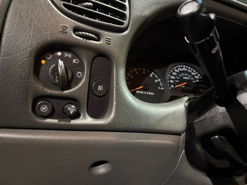 Used 2003 Chevrolet TrailBlazer LTZ image 36