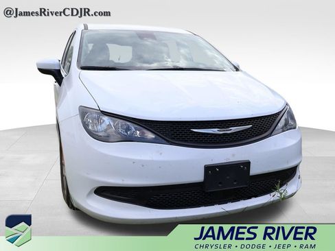 Used 2023 Chrysler Voyager LX FWD image 9