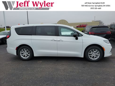 New 2026 Chrysler Pacifica Select image 3