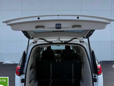 Certified 2024 Chrysler Pacifica Touring-L image 7