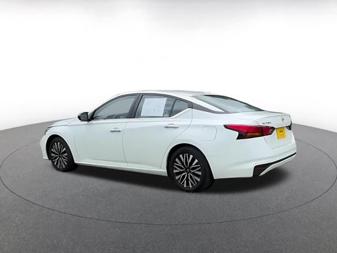 Used 2025 Nissan Altima 2.5 SV FWD image 9
