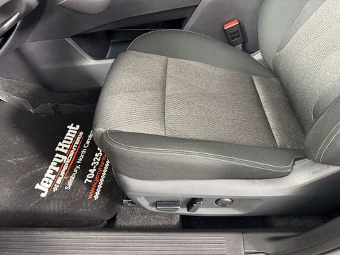 Used 2025 Nissan Rogue SV image 12