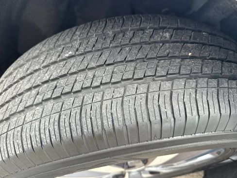 Used 2024 Chrysler Pacifica Limited FWD image 28